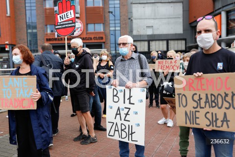  24.07.2020 GDANSK<br />
PROSTEST PRZECIWKO PRZEMOCY WOBEC KOBIET W GDANSKU<br />
AKCJA NIE DLA LEGALIZACJI PRZEMOCY DOMOWEJ<br />
N/Z PROTESTUJACY Z TRANSPARENTAMI<br />
 