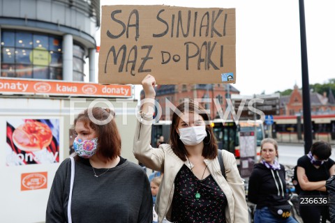  24.07.2020 GDANSK<br />
PROSTEST PRZECIWKO PRZEMOCY WOBEC KOBIET W GDANSKU<br />
AKCJA NIE DLA LEGALIZACJI PRZEMOCY DOMOWEJ<br />
N/Z KOBIETA Z TRANSPARENTEM SA SINIAKI MAZ DO PAKI<br />
 