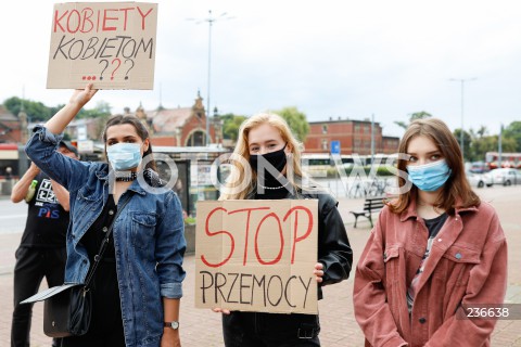  24.07.2020 GDANSK<br />
PROSTEST PRZECIWKO PRZEMOCY WOBEC KOBIET W GDANSKU<br />
AKCJA NIE DLA LEGALIZACJI PRZEMOCY DOMOWEJ<br />
N/Z KOBIETY Z TRANSPARENTAMI<br />
 