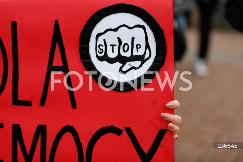  24.07.2020 GDANSK<br />
PROSTEST PRZECIWKO PRZEMOCY WOBEC KOBIET W GDANSKU<br />
AKCJA NIE DLA LEGALIZACJI PRZEMOCY DOMOWEJ<br />
N/Z TRANSPARENT Z SYMBOLEM PIESCI Z NAPISEM STOP<br />
 