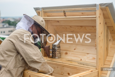  04.08.2020 RZESZOW <br />
W CENTRUM RZESZOWA POWSTALA PIERWSZA MIEJSKA PASIEKA NA DACHU GALERII RZESZOW. PASIEKA LICZY 5 RODZIN PSZCZELICH TJ. NAWET POL MILIONA PSZCZOL <br />
N/Z PASIEKA PSZCZELARZ RAFAL SZELA<br />
 