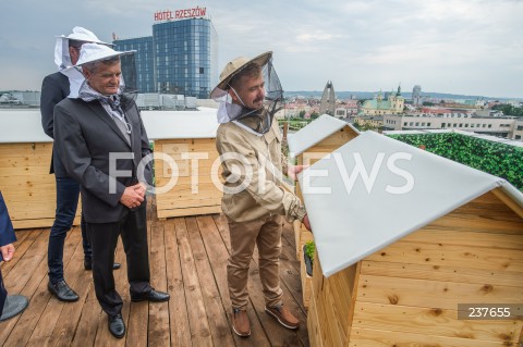  04.08.2020 RZESZOW <br />
W CENTRUM RZESZOWA POWSTALA PIERWSZA MIEJSKA PASIEKA NA DACHU GALERII RZESZOW. PASIEKA LICZY 5 RODZIN PSZCZELICH TJ. NAWET POL MILIONA PSZCZOL <br />
N/Z PASIEKA PSZCZELARZ RAFAL SZELA STANISLAW SIENKO<br />
 