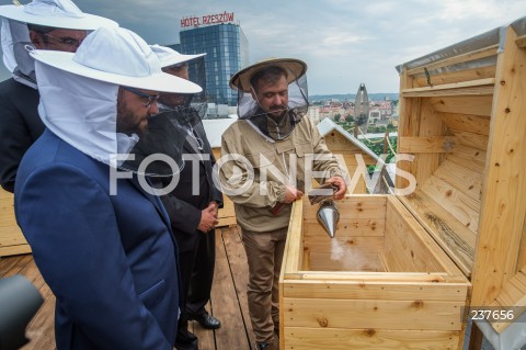  04.08.2020 RZESZOW <br />
W CENTRUM RZESZOWA POWSTALA PIERWSZA MIEJSKA PASIEKA NA DACHU GALERII RZESZOW. PASIEKA LICZY 5 RODZIN PSZCZELICH TJ. NAWET POL MILIONA PSZCZOL <br />
N/Z PASIEKA PSZCZELARZ RAFAL SZELA<br />
 