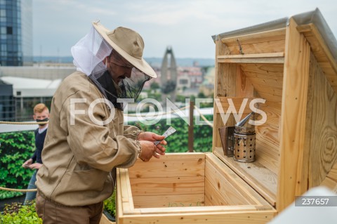  04.08.2020 RZESZOW <br />
W CENTRUM RZESZOWA POWSTALA PIERWSZA MIEJSKA PASIEKA NA DACHU GALERII RZESZOW. PASIEKA LICZY 5 RODZIN PSZCZELICH TJ. NAWET POL MILIONA PSZCZOL <br />
N/Z PASIEKA PSZCZELARZ RAFAL SZELA<br />
 