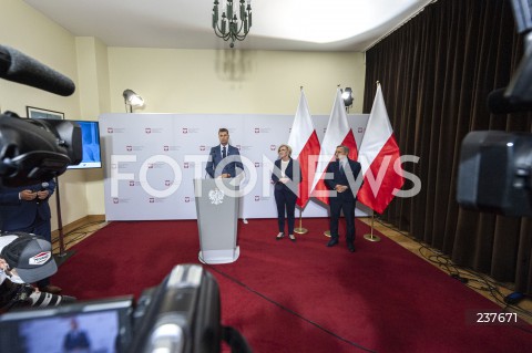  05.08.2020 WARSZAWA KEN<br />
KONFERENCJA W MINISTERSTWIE EDUKACJI NARODOWEJ NT. POWROTU UCZNIOW DO SZKOL OD 1 WRZESNIA<br />
N/Z DARIUSZ PIONTKOWSKI MARZENA MACHALEK MACIEJ KOPEC<br />
 