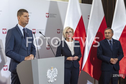  05.08.2020 WARSZAWA KEN<br />
KONFERENCJA W MINISTERSTWIE EDUKACJI NARODOWEJ NT. POWROTU UCZNIOW DO SZKOL OD 1 WRZESNIA<br />
N/Z DARIUSZ PIONTKOWSKI MARZENA MACHALEK MACIEJ KOPEC<br />
 