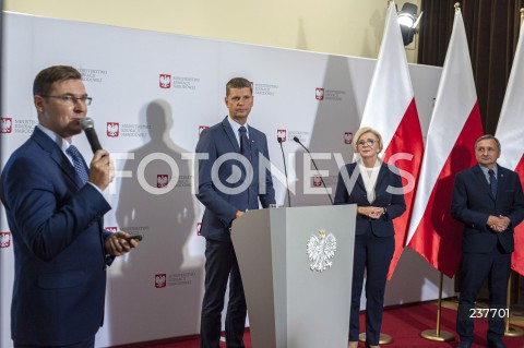  05.08.2020 WARSZAWA KEN<br />
KONFERENCJA W MINISTERSTWIE EDUKACJI NARODOWEJ NT. POWROTU UCZNIOW DO SZKOL OD 1 WRZESNIA<br />
N/Z DARIUSZ PIONTKOWSKI MARZENA MACHALEK MACIEJ KOPEC<br />
 