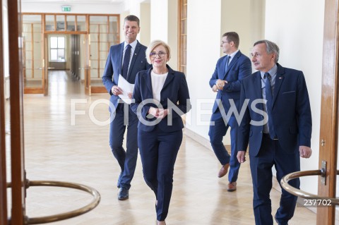  05.08.2020 WARSZAWA KEN<br />
KONFERENCJA W MINISTERSTWIE EDUKACJI NARODOWEJ NT. POWROTU UCZNIOW DO SZKOL OD 1 WRZESNIA<br />
N/Z DARIUSZ PIONTKOWSKI MARZENA MACHALEK MACIEJ KOPEC<br />
 