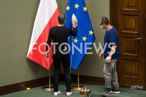  06.08.2020 WARSZAWA SEJM <br />
ZAPRZYSIEZENIE PREZYDENTA RP ANDRZEJA DUDY PRZED ZGROMADZENIEM NARODOWYM NA II KADENCJE <br />
Poland's President Andrzej Duda swearing-in ceremony in Warsaw<br />
N/Z PRZYGOTOWANIA DO UROCZYSTOSCI PRASOWANIE FLAGI POLSKI UNII EUROPEJSKIEJ<br />
 