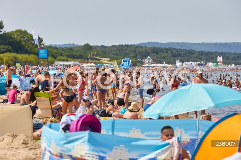  09.08.2020 GDANSK<br />
TLUMY TURYSTOW NA PLAZY W GDANSKU<br />
PLAZOWICZE ODPOCZYWAJA W TRAKCIE PANDEMII KORONAWIRUSA<br />
N/Z PLAZOWICZE OPALAJA SIE NA PLAZY PARAWANY PARASOLE<br />
 