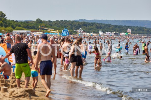  09.08.2020 GDANSK<br />
TLUMY TURYSTOW NA PLAZY W GDANSKU<br />
PLAZOWICZE ODPOCZYWAJA W TRAKCIE PANDEMII KORONAWIRUSA<br />
N/Z PLAZOWICZE OPALAJA SIE NA PLAZY PARAWANY PARASOLE<br />
 