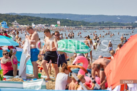  09.08.2020 GDANSK<br />
TLUMY TURYSTOW NA PLAZY W GDANSKU<br />
PLAZOWICZE ODPOCZYWAJA W TRAKCIE PANDEMII KORONAWIRUSA<br />
N/Z PLAZOWICZE OPALAJA SIE NA PLAZY PARAWANY PARASOLE<br />
 