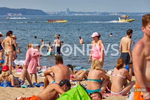  09.08.2020 GDANSK<br />
TLUMY TURYSTOW NA PLAZY W GDANSKU<br />
PLAZOWICZE ODPOCZYWAJA W TRAKCIE PANDEMII KORONAWIRUSA<br />
N/Z PLAZOWICZE OPALAJA SIE NA PLAZY PARAWANY PARASOLE MOTOROWKA BANAN<br />
 