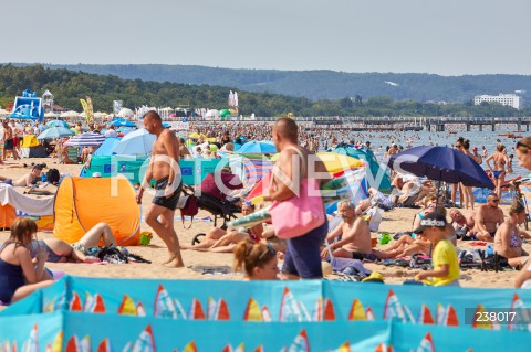  09.08.2020 GDANSK<br />
TLUMY TURYSTOW NA PLAZY W GDANSKU<br />
PLAZOWICZE ODPOCZYWAJA W TRAKCIE PANDEMII KORONAWIRUSA<br />
N/Z PLAZOWICZE OPALAJA SIE NA PLAZY PARAWANY PARASOLE<br />
 