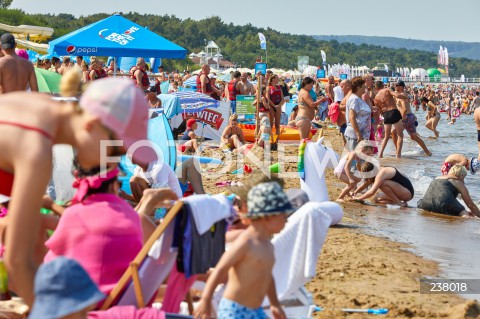  09.08.2020 GDANSK<br />
TLUMY TURYSTOW NA PLAZY W GDANSKU<br />
PLAZOWICZE ODPOCZYWAJA W TRAKCIE PANDEMII KORONAWIRUSA<br />
N/Z PLAZOWICZE OPALAJA SIE NA PLAZY PARAWANY PARASOLE<br />
 