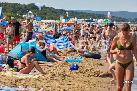  09.08.2020 GDANSK<br />
TLUMY TURYSTOW NA PLAZY W GDANSKU<br />
PLAZOWICZE ODPOCZYWAJA W TRAKCIE PANDEMII KORONAWIRUSA<br />
N/Z PLAZOWICZE OPALAJA SIE NA PLAZY PARAWANY PARASOLE<br />
 