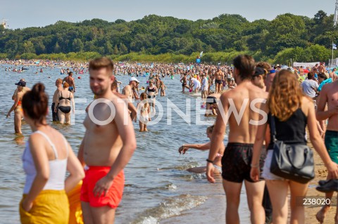  09.08.2020 GDANSK<br />
TLUMY TURYSTOW NA PLAZY W GDANSKU<br />
PLAZOWICZE ODPOCZYWAJA W TRAKCIE PANDEMII KORONAWIRUSA<br />
N/Z PLAZOWICZE OPALAJA SIE NA PLAZY PARAWANY PARASOLE<br />
 