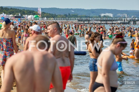  09.08.2020 GDANSK<br />
TLUMY TURYSTOW NA PLAZY W GDANSKU<br />
PLAZOWICZE ODPOCZYWAJA W TRAKCIE PANDEMII KORONAWIRUSA<br />
N/Z PLAZOWICZE OPALAJA SIE NA PLAZY PARAWANY PARASOLE<br />
 