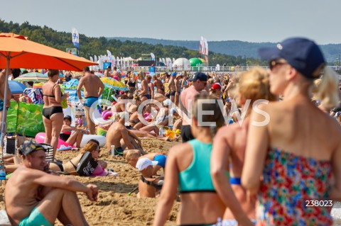  09.08.2020 GDANSK<br />
TLUMY TURYSTOW NA PLAZY W GDANSKU<br />
PLAZOWICZE ODPOCZYWAJA W TRAKCIE PANDEMII KORONAWIRUSA<br />
N/Z PLAZOWICZE OPALAJA SIE NA PLAZY PARAWANY PARASOLE<br />
 