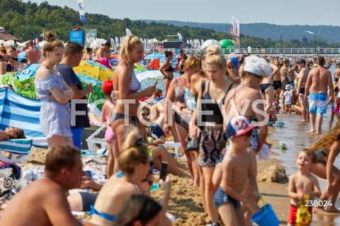  09.08.2020 GDANSK<br />
TLUMY TURYSTOW NA PLAZY W GDANSKU<br />
PLAZOWICZE ODPOCZYWAJA W TRAKCIE PANDEMII KORONAWIRUSA<br />
N/Z PLAZOWICZE OPALAJA SIE NA PLAZY PARAWANY PARASOLE<br />
 