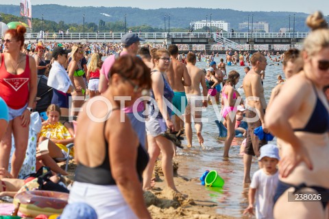  09.08.2020 GDANSK<br />
TLUMY TURYSTOW NA PLAZY W GDANSKU<br />
PLAZOWICZE ODPOCZYWAJA W TRAKCIE PANDEMII KORONAWIRUSA<br />
N/Z PLAZOWICZE OPALAJA SIE NA PLAZY PARAWANY PARASOLE MOLO<br />
 