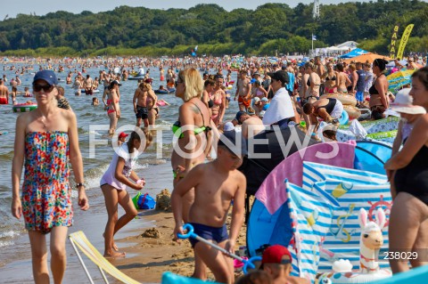  09.08.2020 GDANSK<br />
TLUMY TURYSTOW NA PLAZY W GDANSKU<br />
PLAZOWICZE ODPOCZYWAJA W TRAKCIE PANDEMII KORONAWIRUSA<br />
N/Z PLAZOWICZE OPALAJA SIE NA PLAZY PARAWANY PARASOLE<br />
 