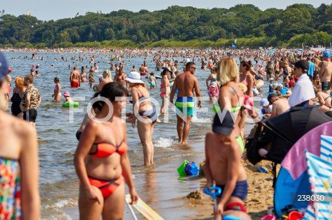  09.08.2020 GDANSK<br />
TLUMY TURYSTOW NA PLAZY W GDANSKU<br />
PLAZOWICZE ODPOCZYWAJA W TRAKCIE PANDEMII KORONAWIRUSA<br />
N/Z PLAZOWICZE OPALAJA SIE NA PLAZY PARAWANY PARASOLE<br />
 