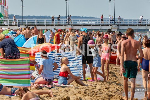  09.08.2020 GDANSK<br />
TLUMY TURYSTOW NA PLAZY W GDANSKU<br />
PLAZOWICZE ODPOCZYWAJA W TRAKCIE PANDEMII KORONAWIRUSA<br />
N/Z PLAZOWICZE OPALAJA SIE NA PLAZY PARAWANY PARASOLE MOLO<br />
 