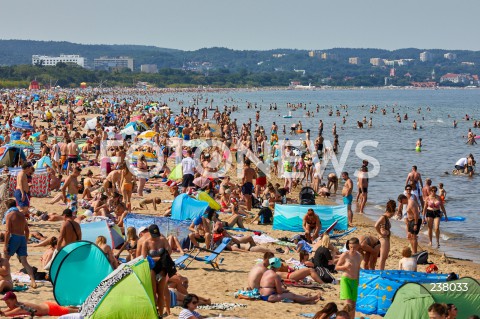  09.08.2020 GDANSK<br />
TLUMY TURYSTOW NA PLAZY W GDANSKU<br />
PLAZOWICZE ODPOCZYWAJA W TRAKCIE PANDEMII KORONAWIRUSA<br />
N/Z PLAZOWICZE OPALAJA SIE NA PLAZY PARAWANY PARASOLE<br />
 