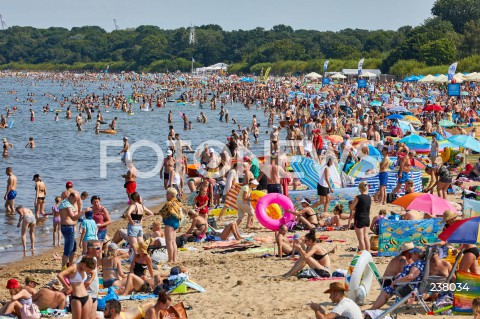 Tłumy turystów na plaży w Gdańsku