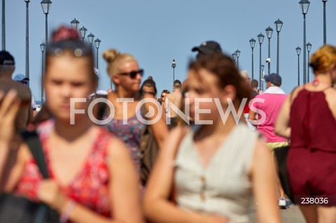  09.08.2020 GDANSK<br />
TLUMY TURYSTOW NA PLAZY W GDANSKU<br />
PLAZOWICZE ODPOCZYWAJA W TRAKCIE PANDEMII KORONAWIRUSA<br />
N/Z PLAZOWICZE SPACERUJACY NA MOLO<br />
 