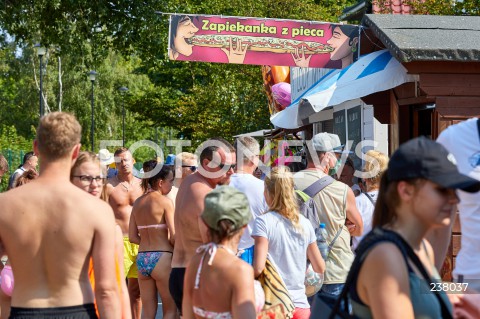  09.08.2020 GDANSK<br />
TLUMY TURYSTOW NA PLAZY W GDANSKU<br />
PLAZOWICZE ODPOCZYWAJA W TRAKCIE PANDEMII KORONAWIRUSA<br />
N/Z PLAZOWICZE W KOLEJCE PO JEDZENIE ZAPIEKANKI<br />
 