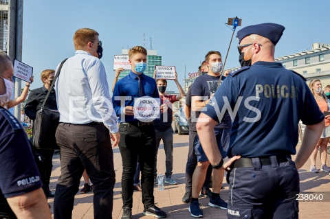  09.08.2020 GDANSK<br />
PROTEST PRZECIWKO PRZEMOCY WLADZY. STOP BZDUROM W GDANSKU<br />
AKCJA ZORGANIZOWANA W RAMACH SPRZECIWU WOBEC PRZEMOCY POLICJI I ARESZTU DZIALACZY LGBT<br />
N/Z KONTRMANIFESTANCI DOMAGAJACY SIE UKARANIA AKTYWISTKI MARGO<br />
 