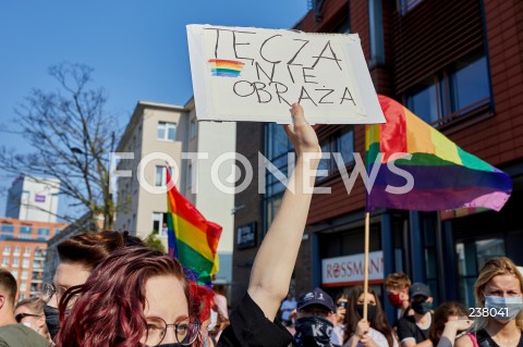  09.08.2020 GDANSK<br />
PROTEST PRZECIWKO PRZEMOCY WLADZY. STOP BZDUROM W GDANSKU<br />
AKCJA ZORGANIZOWANA W RAMACH SPRZECIWU WOBEC PRZEMOCY POLICJI I ARESZTU DZIALACZY LGBT<br />
N/Z MANIFESTANTKA Z TRANSPARENTEM TENCZA NIE OBRAZA<br />
 