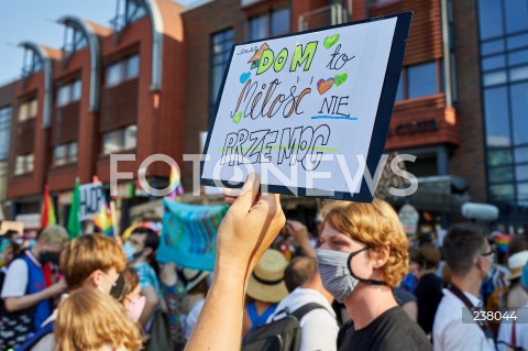  09.08.2020 GDANSK<br />
PROTEST PRZECIWKO PRZEMOCY WLADZY. STOP BZDUROM W GDANSKU<br />
AKCJA ZORGANIZOWANA W RAMACH SPRZECIWU WOBEC PRZEMOCY POLICJI I ARESZTU DZIALACZY LGBT<br />
N/Z ʚMANIFESTANTKA Z TRANSPARENTEM DOM TO MILOSC NIE PRZEMOC<br />
 