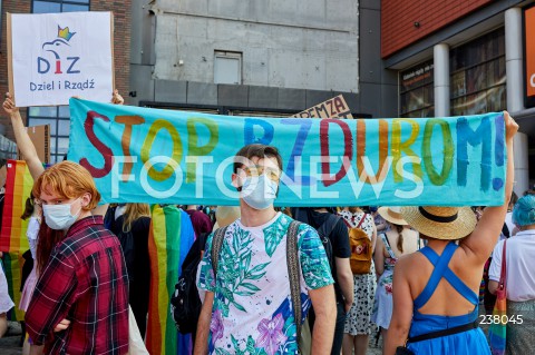  09.08.2020 GDANSK<br />
PROTEST PRZECIWKO PRZEMOCY WLADZY. STOP BZDUROM W GDANSKU<br />
AKCJA ZORGANIZOWANA W RAMACH SPRZECIWU WOBEC PRZEMOCY POLICJI I ARESZTU DZIALACZY LGBT<br />
N/Z MANIFESTANCI Z TRANSPARENTAMI STOP BZDRUROM DZIEL I RZADZ<br />
 