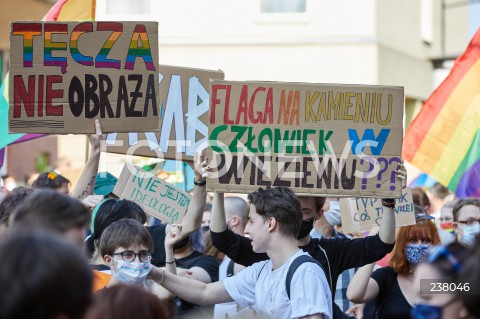  09.08.2020 GDANSK<br />
PROTEST PRZECIWKO PRZEMOCY WLADZY. STOP BZDUROM W GDANSKU<br />
AKCJA ZORGANIZOWANA W RAMACH SPRZECIWU WOBEC PRZEMOCY POLICJI I ARESZTU DZIALACZY LGBT<br />
N/Z MANIFESTANCI Z TRANSPARENTAMO TENCZA NIE OBRAZA FLAGA NA KAMIENIU CZLOWIEK W WIEZIENIU<br />
 