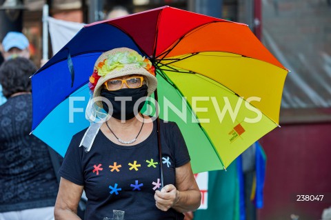  09.08.2020 GDANSK<br />
PROTEST PRZECIWKO PRZEMOCY WLADZY. STOP BZDUROM W GDANSKU<br />
AKCJA ZORGANIZOWANA W RAMACH SPRZECIWU WOBEC PRZEMOCY POLICJI I ARESZTU DZIALACZY LGBT<br />
N/Z MANIFESTANTKA Z TENCZOWYM PARASOLEM ***** ***<br />
 