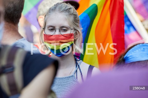  09.08.2020 GDANSK<br />
PROTEST PRZECIWKO PRZEMOCY WLADZY. STOP BZDUROM W GDANSKU<br />
AKCJA ZORGANIZOWANA W RAMACH SPRZECIWU WOBEC PRZEMOCY POLICJI I ARESZTU DZIALACZY LGBT<br />
N/Z MANIFESTANTKA Z W TENCZOWEJ MASECZCE<br />
 