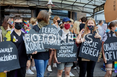  09.08.2020 GDANSK<br />
PROTEST PRZECIWKO PRZEMOCY WLADZY. STOP BZDUROM W GDANSKU<br />
AKCJA ZORGANIZOWANA W RAMACH SPRZECIWU WOBEC PRZEMOCY POLICJI I ARESZTU DZIALACZY LGBT<br />
N/Z MANIFESTANCI LGBTQ Z TRANSPARENTAMI<br />
 