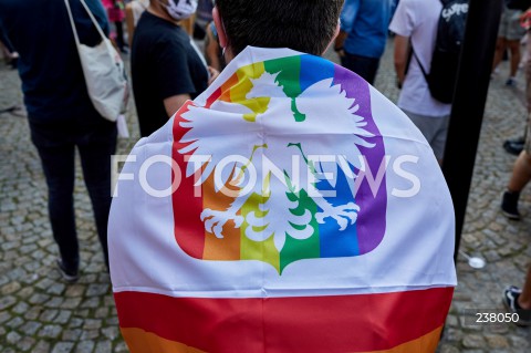  09.08.2020 GDANSK<br />
PROTEST PRZECIWKO PRZEMOCY WLADZY. STOP BZDUROM W GDANSKU<br />
AKCJA ZORGANIZOWANA W RAMACH SPRZECIWU WOBEC PRZEMOCY POLICJI I ARESZTU DZIALACZY LGBT<br />
N/Z MANIESTANT OKRYTY FLAGA Z TENCZOWYM ORLEM GODLEM<br />
 