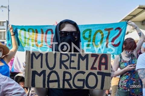  09.08.2020 GDANSK<br />
PROTEST PRZECIWKO PRZEMOCY WLADZY. STOP BZDUROM W GDANSKU<br />
AKCJA ZORGANIZOWANA W RAMACH SPRZECIWU WOBEC PRZEMOCY POLICJI I ARESZTU DZIALACZY LGBT<br />
N/Z MANIFESTANCI LGBTQ Z TRANSPARENTAMI MUREM ZA MARGOT STOP BZDUROM<br />
 