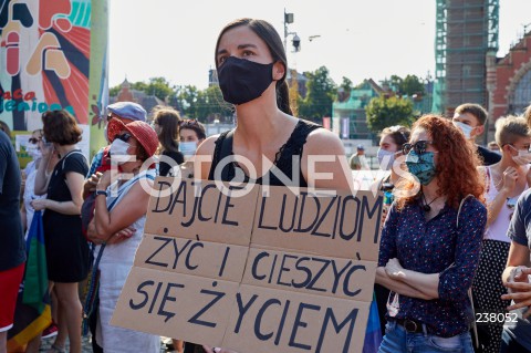  09.08.2020 GDANSK<br />
PROTEST PRZECIWKO PRZEMOCY WLADZY. STOP BZDUROM W GDANSKU<br />
AKCJA ZORGANIZOWANA W RAMACH SPRZECIWU WOBEC PRZEMOCY POLICJI I ARESZTU DZIALACZY LGBT<br />
N/Z MANIFESTANCI LGBTQ Z TRANSPARENTAMI DAJCIE LUDZIOM ZYC I CIESZYC SIE ZYCIEM<br />
 