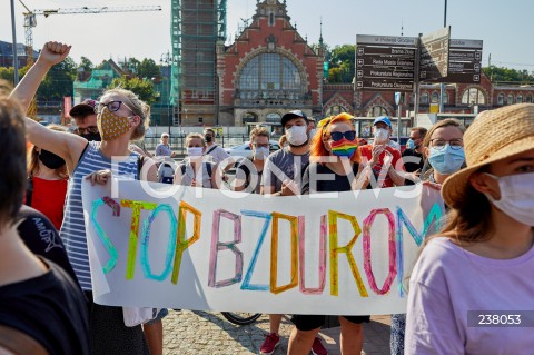  09.08.2020 GDANSK<br />
PROTEST PRZECIWKO PRZEMOCY WLADZY. STOP BZDUROM W GDANSKU<br />
AKCJA ZORGANIZOWANA W RAMACH SPRZECIWU WOBEC PRZEMOCY POLICJI I ARESZTU DZIALACZY LGBT<br />
N/Z MANIFESTANCI LGBTQ Z TRANSPARENTAMI STOP BZDUROM<br />
 