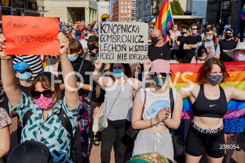  09.08.2020 GDANSK<br />
PROTEST PRZECIWKO PRZEMOCY WLADZY. STOP BZDUROM W GDANSKU<br />
AKCJA ZORGANIZOWANA W RAMACH SPRZECIWU WOBEC PRZEMOCY POLICJI I ARESZTU DZIALACZY LGBT<br />
N/Z MANIFESTANCI LGBTQ Z TRANSPARENTAMI MUREM ZA STOP BZDUROM KONOPNICKA GOBROWICZ LECHON W SZKOLE POECI NIE IDEOLOGIA<br />
 