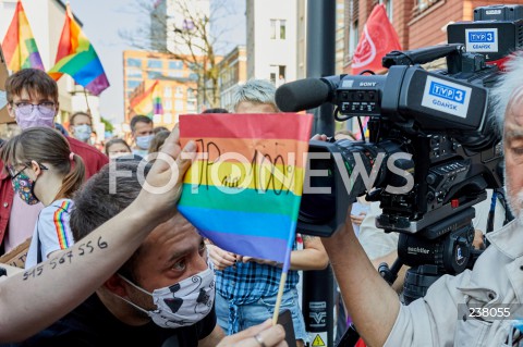  09.08.2020 GDANSK<br />
PROTEST PRZECIWKO PRZEMOCY WLADZY. STOP BZDUROM W GDANSKU<br />
AKCJA ZORGANIZOWANA W RAMACH SPRZECIWU WOBEC PRZEMOCY POLICJI I ARESZTU DZIALACZY LGBT<br />
N/Z MANIFESTANCI ZASLANIAJACY KAMERE TVP TRANSPARENTAMI<br />
 