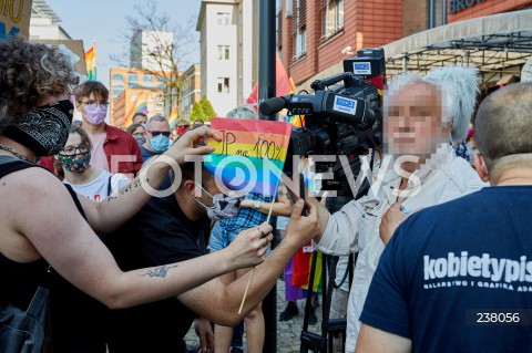  09.08.2020 GDANSK<br />
PROTEST PRZECIWKO PRZEMOCY WLADZY. STOP BZDUROM W GDANSKU<br />
AKCJA ZORGANIZOWANA W RAMACH SPRZECIWU WOBEC PRZEMOCY POLICJI I ARESZTU DZIALACZY LGBT<br />
N/Z MANIFESTANCI ZASLANIAJACY KAMERE TVP TRANSPARENTAMI<br />
 