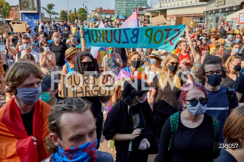  09.08.2020 GDANSK<br />
PROTEST PRZECIWKO PRZEMOCY WLADZY. STOP BZDUROM W GDANSKU<br />
AKCJA ZORGANIZOWANA W RAMACH SPRZECIWU WOBEC PRZEMOCY POLICJI I ARESZTU DZIALACZY LGBT<br />
N/Z MANIFESTANCI LGBTQ Z TRANSPARENTAMI STOP BZDUROM MUREM ZA MARGOT<br />
 