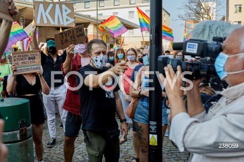  09.08.2020 GDANSK<br />
PROTEST PRZECIWKO PRZEMOCY WLADZY. STOP BZDUROM W GDANSKU<br />
AKCJA ZORGANIZOWANA W RAMACH SPRZECIWU WOBEC PRZEMOCY POLICJI I ARESZTU DZIALACZY LGBT<br />
N/Z MANIFESTANCI WYGANIAJACY EKIPE TVP<br />
 