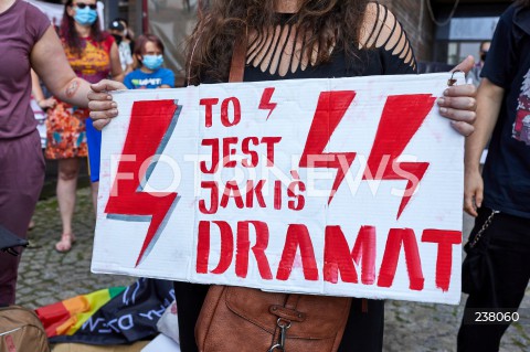  09.08.2020 GDANSK<br />
PROTEST PRZECIWKO PRZEMOCY WLADZY. STOP BZDUROM W GDANSKU<br />
AKCJA ZORGANIZOWANA W RAMACH SPRZECIWU WOBEC PRZEMOCY POLICJI I ARESZTU DZIALACZY LGBT<br />
N/Z MANIFESTANCI LGBTQ Z TRANSPARENTAMI TO JEST JAKIS DRAMAT<br />
 